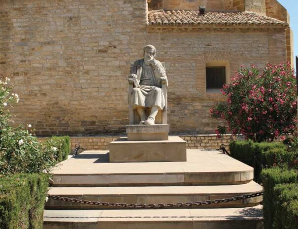 Estatua en honor a Miguel Servet en la plaza de la iglesia de Villanueva de Sijena, Huesca