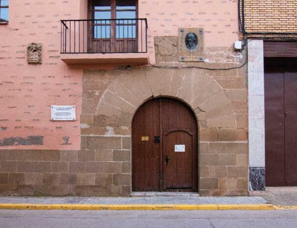 Fachada y puerta de la casa natal de Miguel Servet en Villanueva de Sijena, Huesca