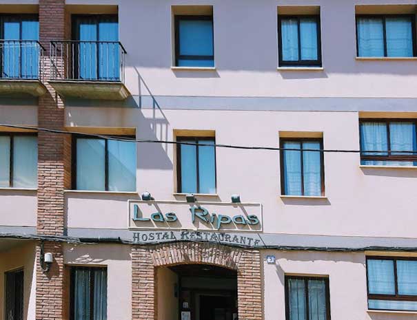 Fachada del Hostal-Restaurante Las Ripas en Alcolea de Cinca, Huesca