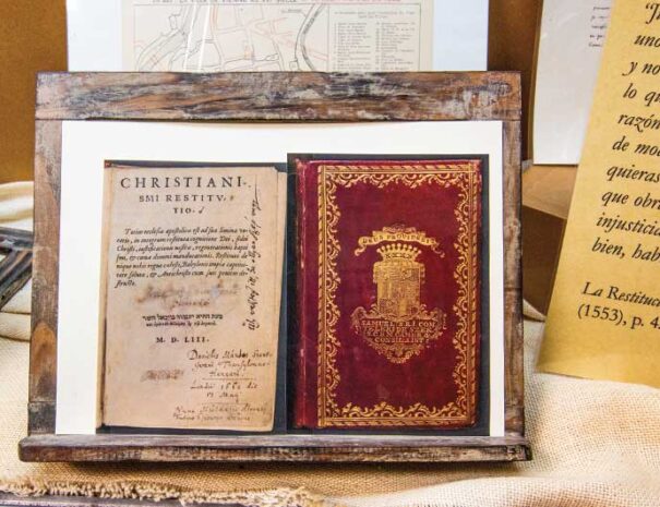 Detalle de libros dentro del museo de la casa natal de Miguel Servet en Villanueva de Sijena, Huesca