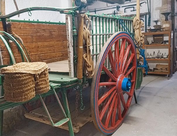 Detalle de un carro antiguo dentro del museo de los oficios de Sena, Huesca