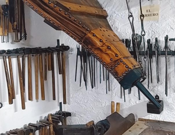 Detalle de los instrumentos del herrero dentro del museo de los oficios de Sena, Huesca