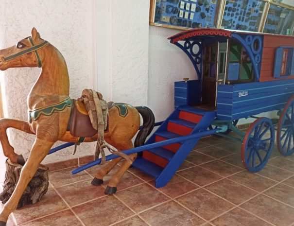 Detalle del rincón de los juguetes antiguos dentro del museo de los oficios de Sena, Huesca