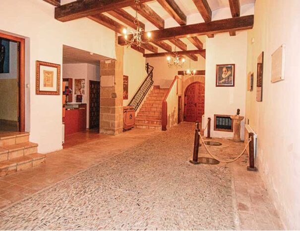 Detalle del patio, con suelo original, dentro de la casa museo Miguel Servet en Villanueva de Sijena, Huesca