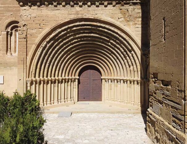 Detalle de la puerta de entrada a la iglesia del real monasterio de Santa María de Sijena, en Villanueva de Sijena, Huesca