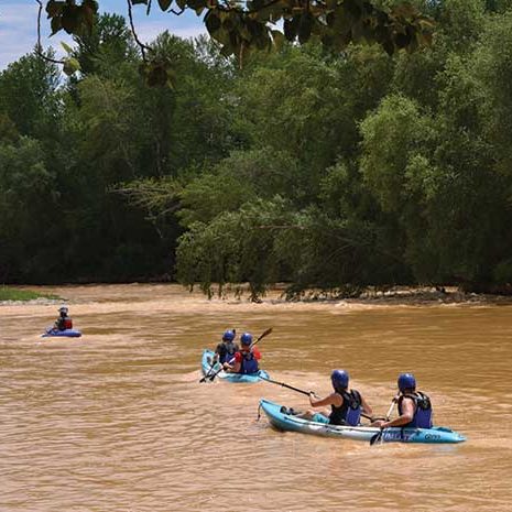 Los paisajes del entorno de Villanueva de Sijena son muy apropiados para practicar deportes como bajar en canoa por el río Alcanadre